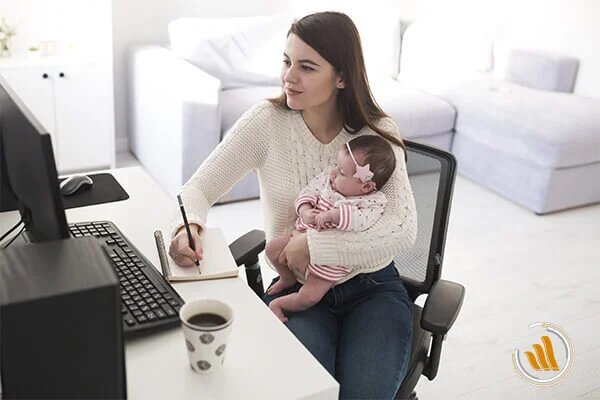 Secretos-para-un-home-office-productivo-mujer-trabajando-en-casa