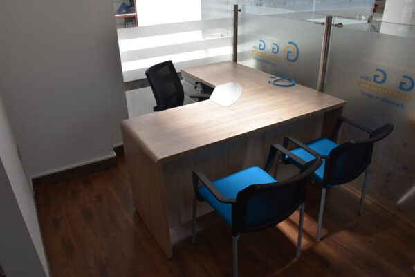 uniseguros-remodelación-escritorio-oficina