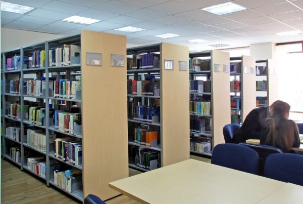 Remodelación-Mobiliario-biblioteca-Universidad-Santo-Tomas