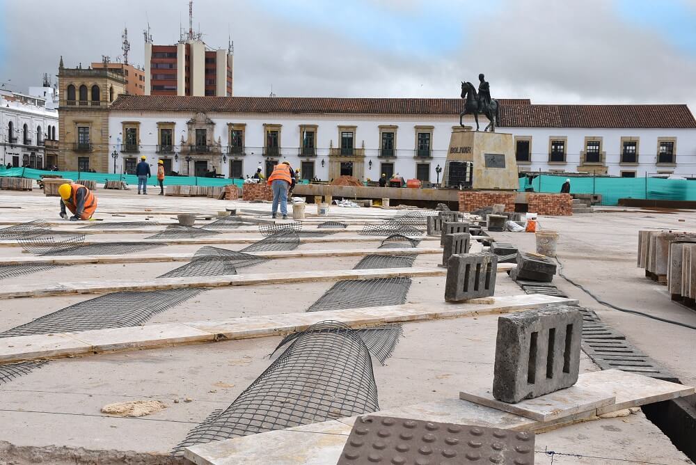 obra-plaza-bolívar-Tunja-trabajadores-materiales-construcción